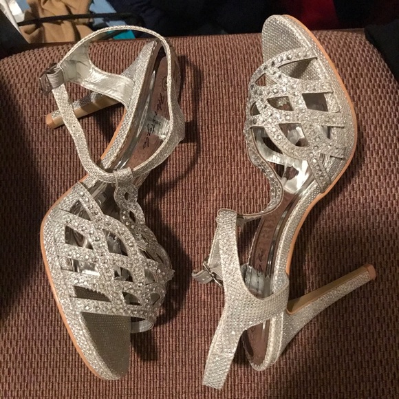 silver heels - Picture 3 of 3
